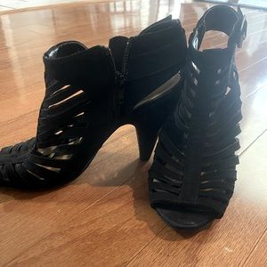 Hot Tomato Strappy Black Heels 10